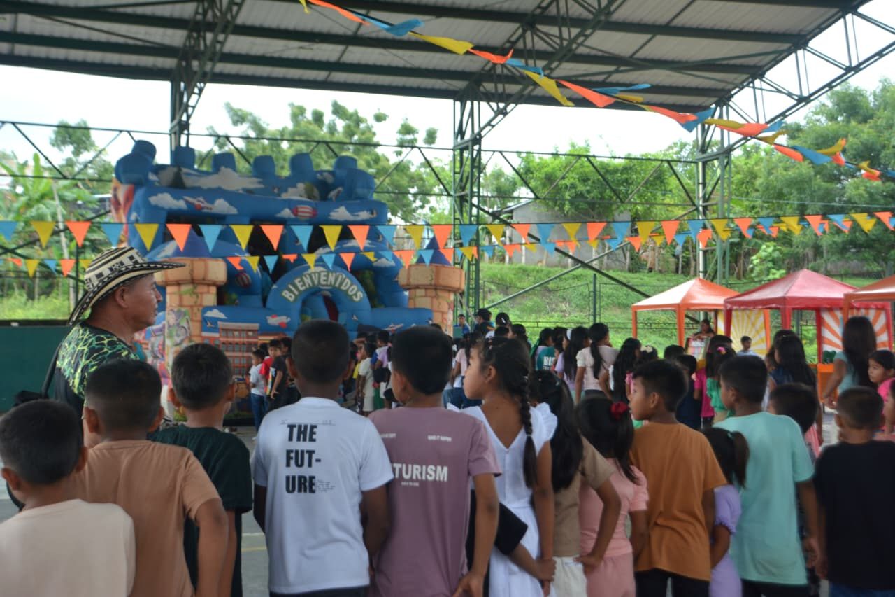 Niños y niñas reunidos frente al inflable en una jornada de FUNVICAR