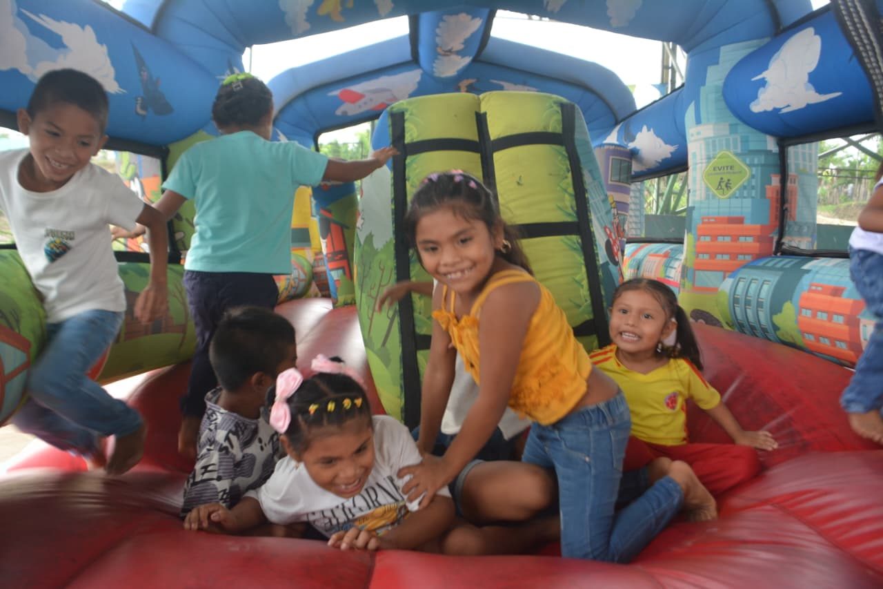 Niñas sonriendo dentro del castillo inflable
