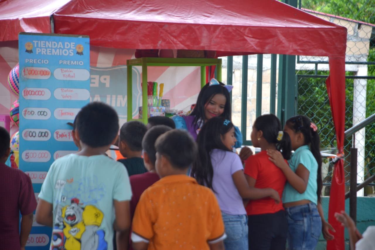 Niños haciendo fila en la tienda de premios