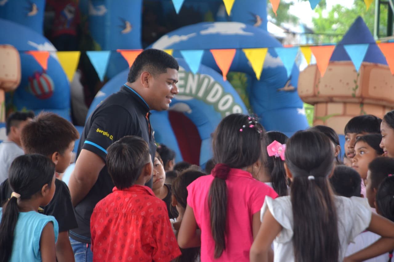 Animador de FUNVICAR compartiendo con los niños