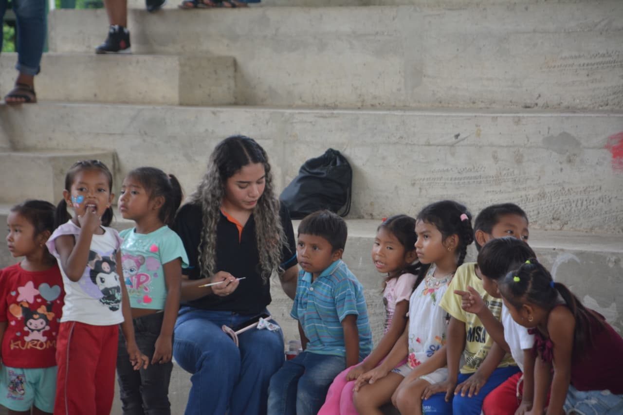 Actividad de pintacaritas con las niñas y niños